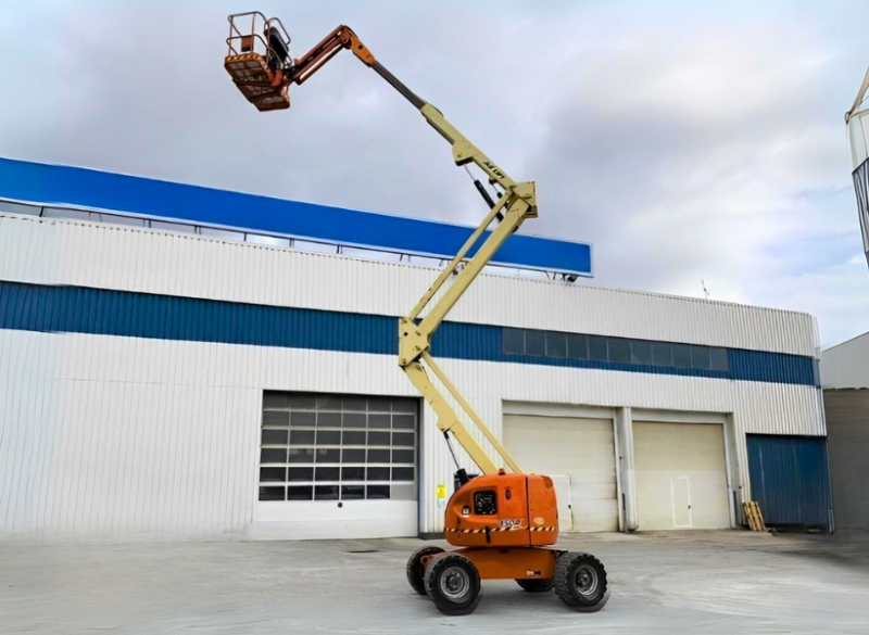 A Plataforma com Lança Articulada SKYJAC SJ46AJ é uma ferramenta impressionante projetada para proporcionar acesso seguro e eficiente a áreas elevadas. Com uma altura de trabalho de 16,10 metros e uma altura da plataforma de 14,10 metros, oferece uma ampla cobertura para uma variedade de tarefas em altura.