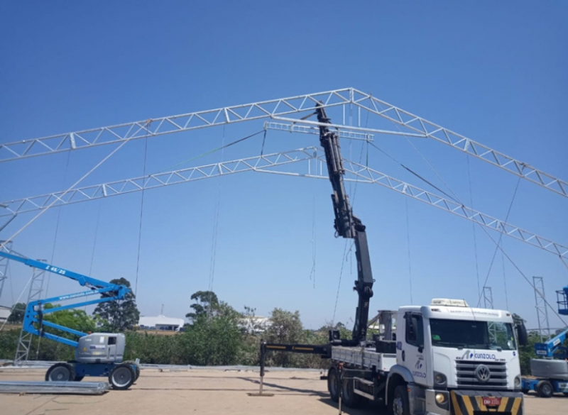 A Cunzolo realizou uma operação de montagem com o auxílio do guindauto Hiab 377-2 e da plataforma Genie Z45/25 DC.
