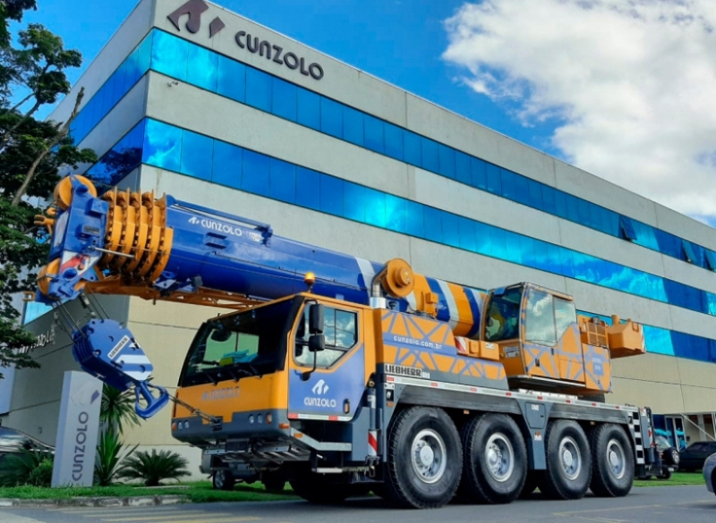 Com performance diferenciada, o guindaste rodoviário LTM 1070 4.2 tem capacidade de 70 toneladas e lança com alcance de até 50 metros.