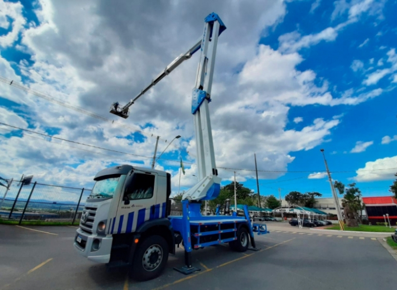Plataforma Aérea Socage Forste 37DJ - Montada sobre caminhão com altura de até 37 metros e alcance de 23 metros.