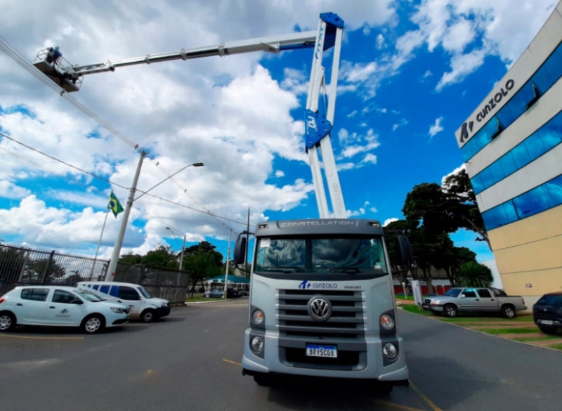 Plataforma Aérea Socage Forste 37DJ - Montada sobre caminhão com altura de até 37 metros e alcance de 23 metros.