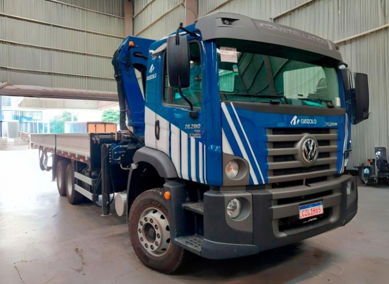 Moderno, o Guindaste Articulado Palfinger MD45007 é equipado com controle remoto sem fio. O equipamento foi criado para realizar operações precisas e garantir a segurança do operador.