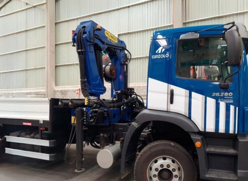 Moderno, o Guindaste Articulado Palfinger MD45007 é equipado com controle remoto sem fio. O equipamento foi criado para realizar operações precisas e garantir a segurança do operador.