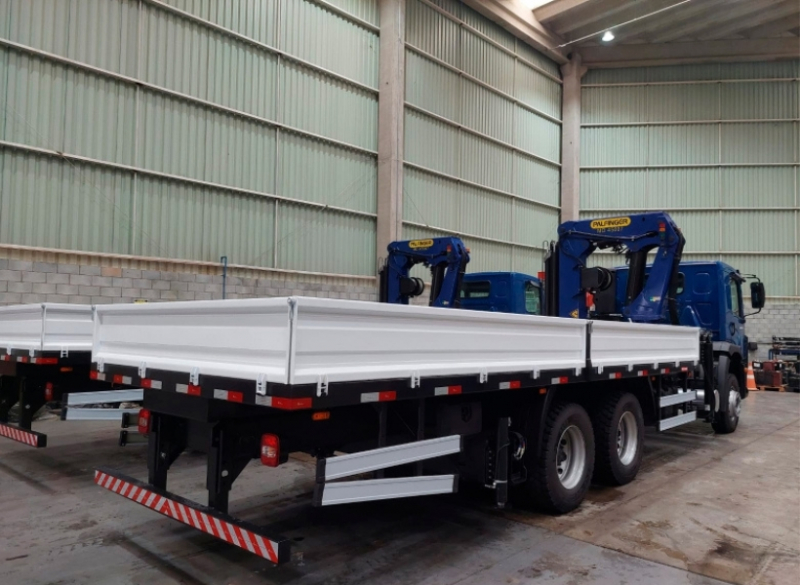 Moderno, o Guindaste Articulado Palfinger MD45007 é equipado com controle remoto sem fio. O equipamento foi criado para realizar operações precisas e garantir a segurança do operador.