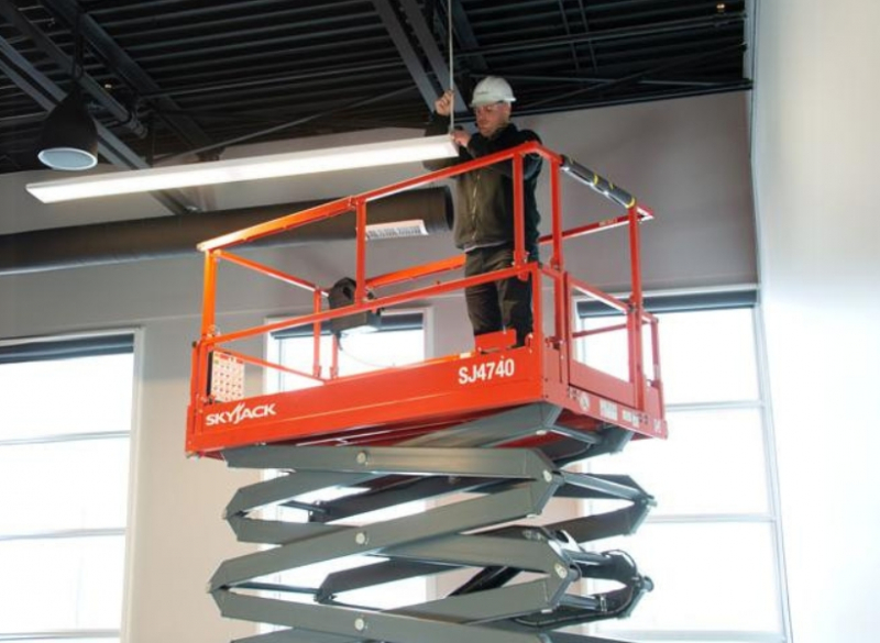 A Plataforma Elevatória Tesoura Elétrica Skyjack SJ4740 é perfeita para trabalhos internos, espaços restritos, onde a precisão gira em torno de material sensível. Ela alcança uma altura de 14 metros.