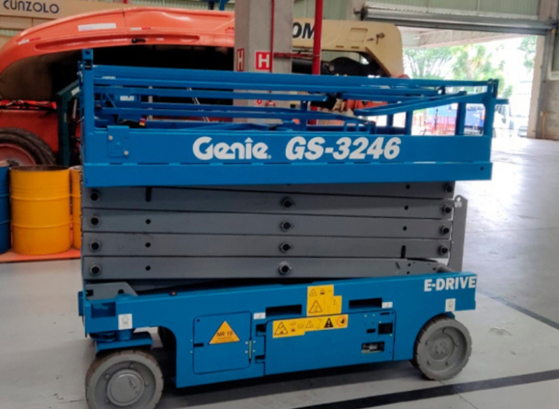 Tesoura 12m - Modelo Genie GS3246 E-DRIVE é um equipamento de fácil acesso e manobra para espaços apertados