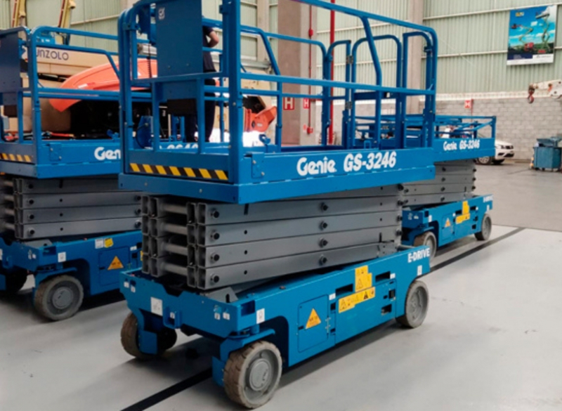 Tesoura 12m - Modelo Genie GS3246 E-DRIVE é um equipamento de fácil acesso e manobra para espaços apertados