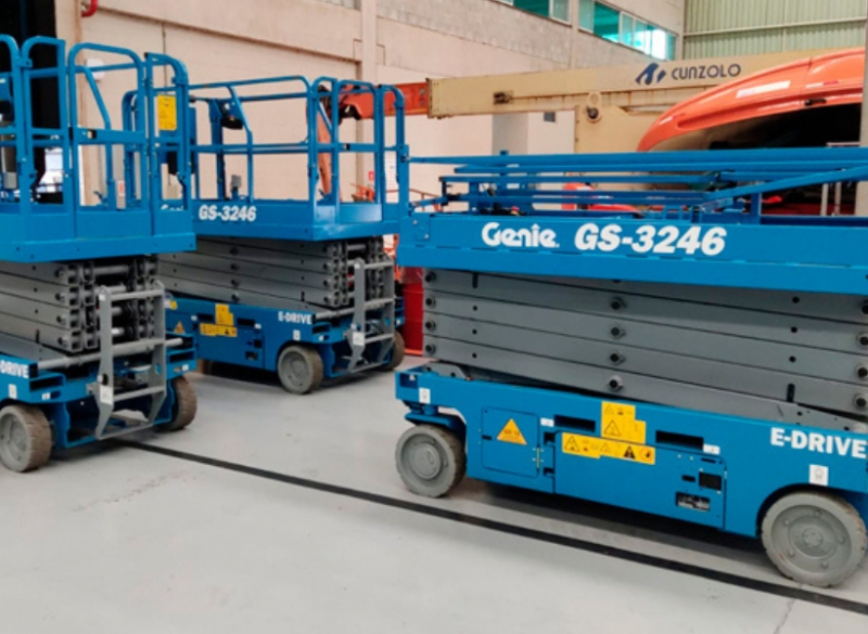 Tesoura 12m - Modelo Genie GS3246 E-DRIVE é um equipamento de fácil acesso e manobra para espaços apertados