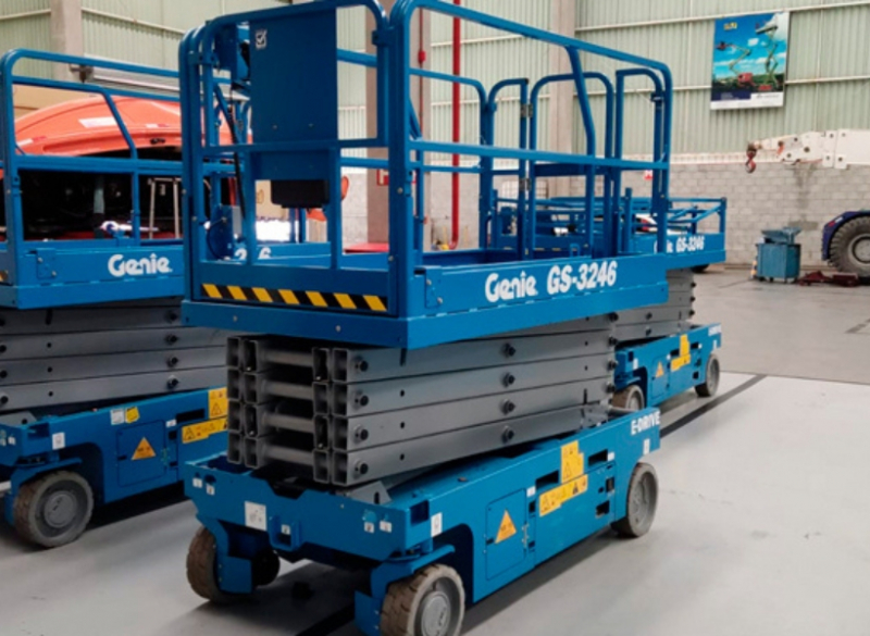 Tesoura 12m - Modelo Genie GS3246 E-DRIVE é um equipamento de fácil acesso e manobra para espaços apertados