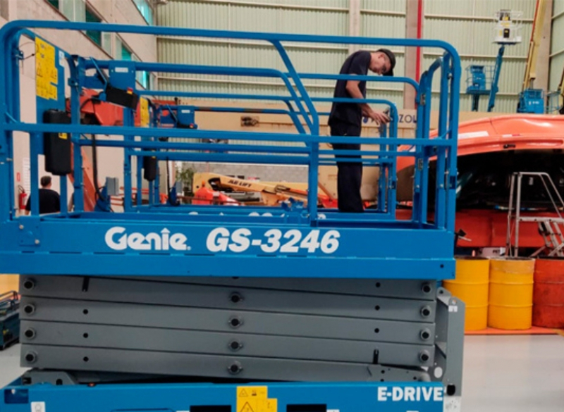 Tesoura 12m - Modelo Genie GS3246 E-DRIVE é um equipamento de fácil acesso e manobra para espaços apertados