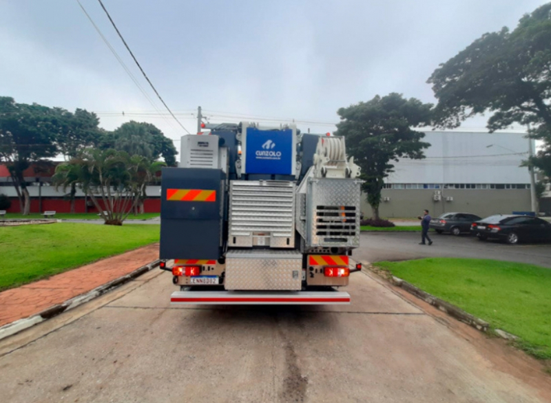 Com o Guindaste AC45 City, é possível trabalhar com ângulos de lança empinados em edifícios com uma altura livre e relativamente baixa. É permitido também elevar cargas pesadas em ambientes internos. Por isso, sua utilização é indicada para locais com restrições de acesso.