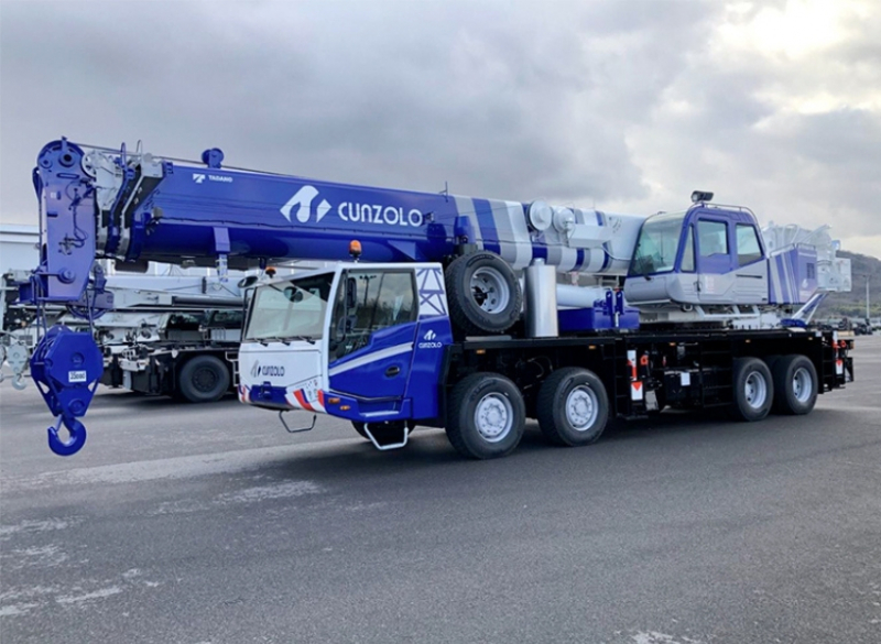 O guindaste sobre caminhão Tadano GT-750EL possui capacidade para até 75 toneladas e lança arredondada de 47 metros.
