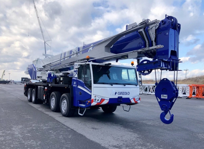 O guindaste sobre caminhão Tadano GT-750EL possui capacidade para até 75 toneladas e lança arredondada de 47 metros.