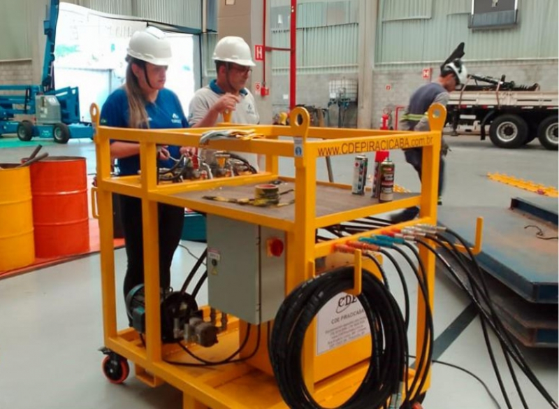 O trilho hidráulico - Hydraulic Skidding System - possui capacidade de carga de 75 toneladas e é utilizado para mover cargas pesadas com segurança.