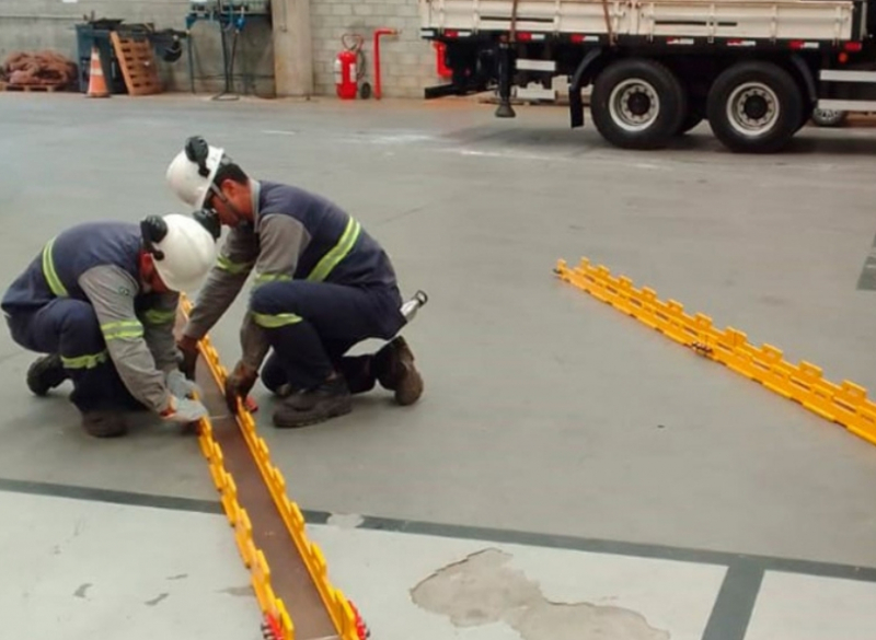 O trilho hidráulico - Hydraulic Skidding System - possui capacidade de carga de 75 toneladas e é utilizado para mover cargas pesadas com segurança.
