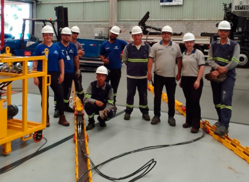 O trilho hidráulico - Hydraulic Skidding System - possui capacidade de carga de 75 toneladas e é utilizado para mover cargas pesadas com segurança.