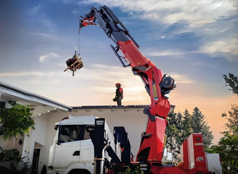 Guindaste articulado com capacidade total do equipamento de 32.000 kg, chegando a uma altura m�xima de 21 metros.