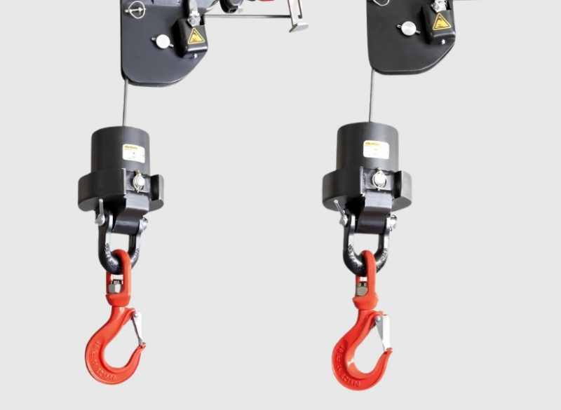Guindaste articulado com capacidade total do equipamento de 32.000 kg, chegando a uma altura m�xima de 21 metros.