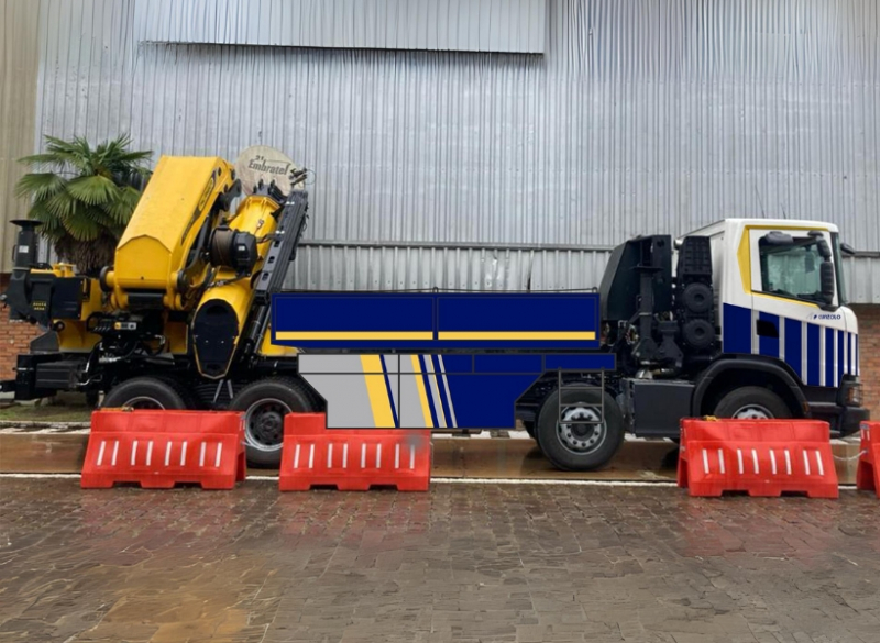 Guindaste articulado com capacidade total do equipamento de 32.000 kg, chegando a uma altura m�xima de 21 metros.