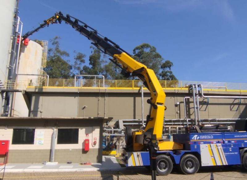 Guindaste articulado com capacidade total do equipamento de 32.000 kg, chegando a uma altura m�xima de 21 metros.