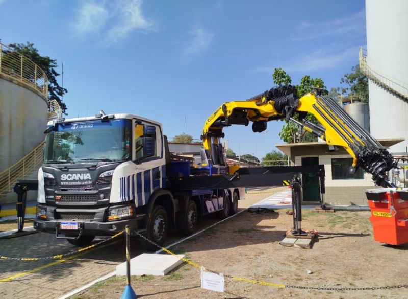 Guindaste articulado com capacidade total do equipamento de 32.000 kg, chegando a uma altura m�xima de 21 metros.