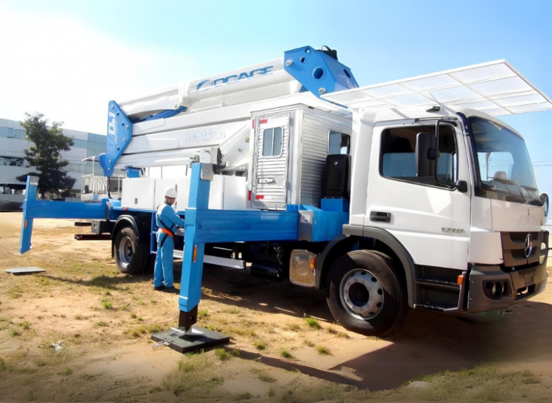 Plataforma aérea articulada modelo Socage 37DJ ForSte, é robusta, trabalha de forma versátil e com alcance de 37 metros para trabalhos em altura com precisão.