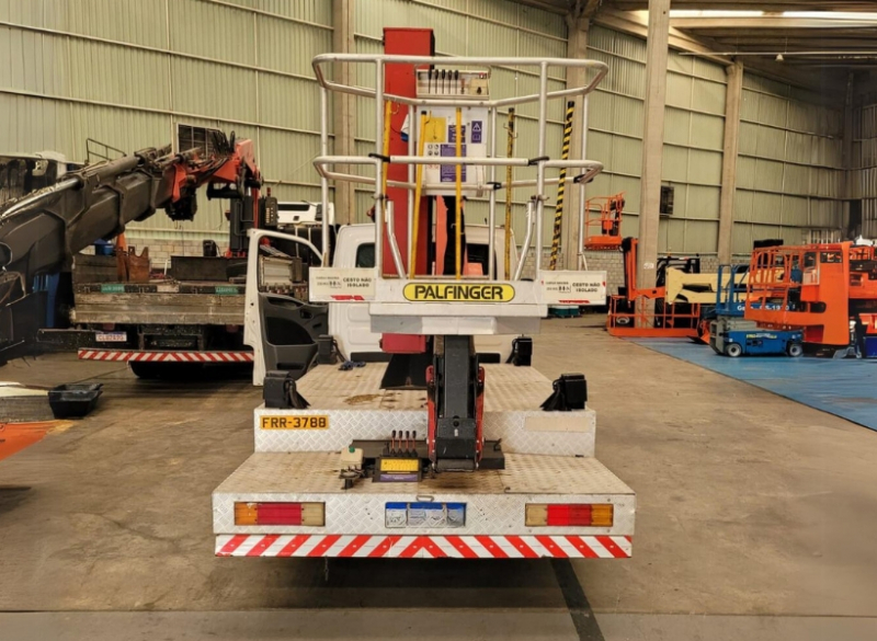 A Plataforma Montada sobre Caminhão Palfinger P200 oferece uma combinação excepcional de versatilidade, segurança e eficiência. Equipada com características padrão que elevam os padrões de desempenho, essa plataforma é uma escolha confiável para uma variedade de aplicações industriais e comerciais.