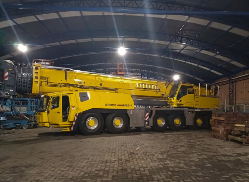 Guindaste da classe de 450 toneladas que possui 6 eixos, com uma lança de 60 metros que pode ser montada com acessório tipo tesoura (MegaWingLift), elevando a altura para 136 metros.