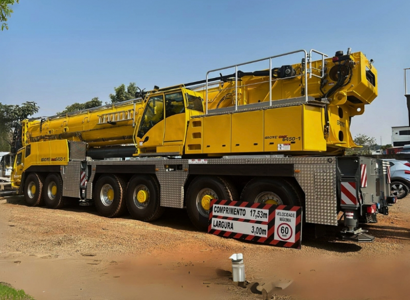 Guindaste da classe de 450 toneladas que possui 6 eixos, com uma lança de 60 metros que pode ser montada com acessório tipo tesoura (MegaWingLift), elevando a altura para 136 metros.