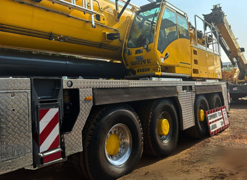 Guindaste da classe de 450 toneladas que possui 6 eixos, com uma lança de 60 metros que pode ser montada com acessório tipo tesoura (MegaWingLift), elevando a altura para 136 metros.