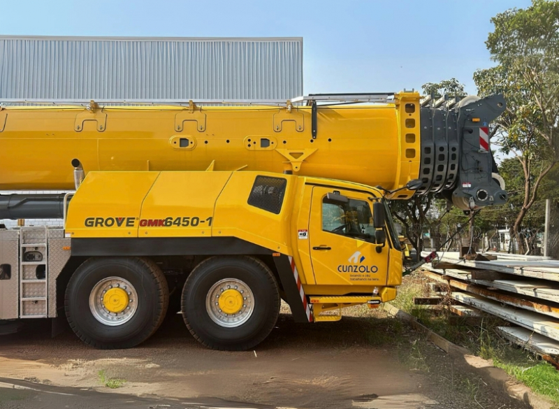 Guindaste da classe de 450 toneladas que possui 6 eixos, com uma lança de 60 metros que pode ser montada com acessório tipo tesoura (MegaWingLift), elevando a altura para 136 metros.