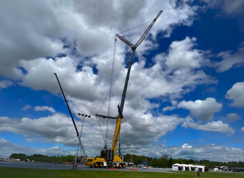 Guindaste da classe de 450 toneladas que possui 6 eixos, com uma lança de 60 metros que pode ser montada com acessório tipo tesoura (MegaWingLift), elevando a altura para 136 metros.
