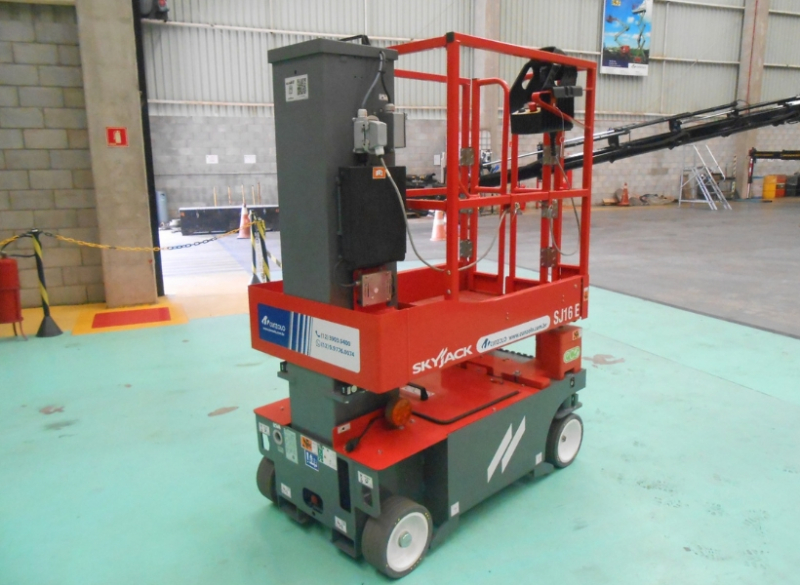 A Plataforma Tipo Mastro Vertical -  Skyjack SJ16E é indicada para trabalhos em altura até 6,5 metros, possui capacidade de peso de até 227kg e peso total de 931kg.