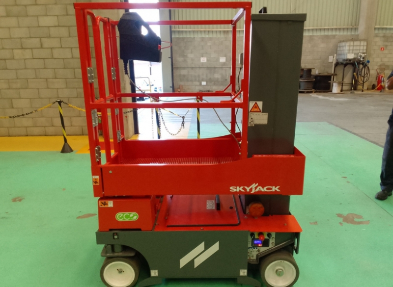 A Plataforma Tipo Mastro Vertical -  Skyjack SJ16E é indicada para trabalhos em altura até 6,5 metros, possui capacidade de peso de até 227kg e peso total de 931kg.