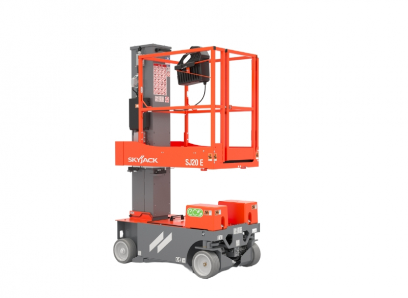 A Plataforma Tipo Mastro Vertical -  Skyjack SJ20E é indicada para trabalhos em altura até 7,77 metros, possui capacidade de peso de até 159 kg e peso total de 1139kg.