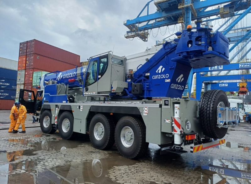 O novo LTM 1120-4.1 é um guindaste móvel é verdadeiramente potente - o guindaste de 4 eixos mais potente no mercado. A lança é a mais longa nesta classe de guindastes e possui capacidades de carga extremamente fortes em uma posição íngreme.