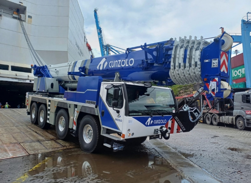 O novo LTM 1120-4.1 é um guindaste móvel é verdadeiramente potente - o guindaste de 4 eixos mais potente no mercado. A lança é a mais longa nesta classe de guindastes e possui capacidades de carga extremamente fortes em uma posição íngreme.