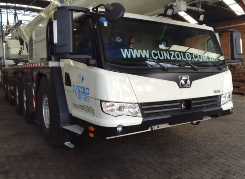 A Cunzolo oferece a locação de guindaste XCMG XCA250, telescópico de 250 toneladas, lança de até 119m, com controle remoto e alto desempenho para grandes projetos.