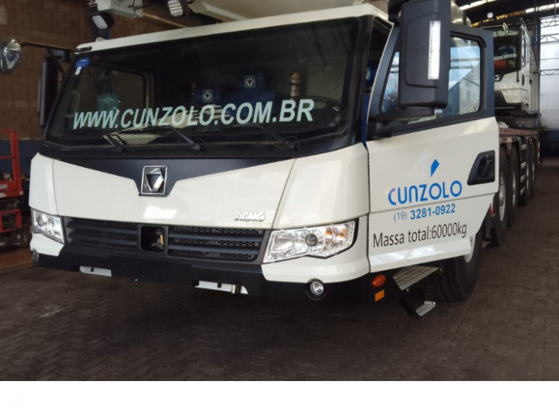 A Cunzolo oferece a locação de guindaste XCMG XCA250, telescópico de 250 toneladas, lança de até 119m, com controle remoto e alto desempenho para grandes projetos.