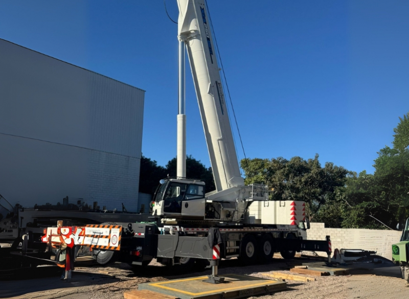 A Cunzolo oferece a locação de guindaste XCMG XCA250, telescópico de 250 toneladas, lança de até 119m, com controle remoto e alto desempenho para grandes projetos.