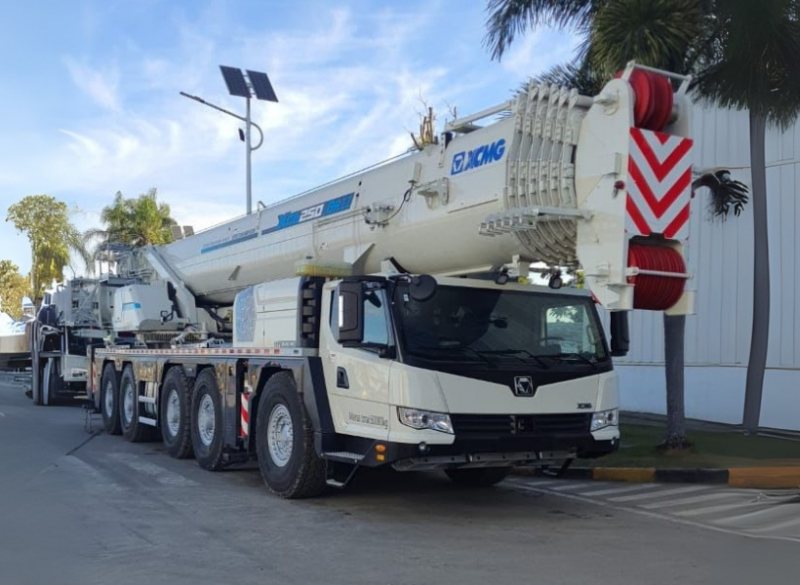 A Cunzolo oferece a locação de guindaste XCMG XCA250, telescópico de 250 toneladas, lança de até 119m, com controle remoto e alto desempenho para grandes projetos.