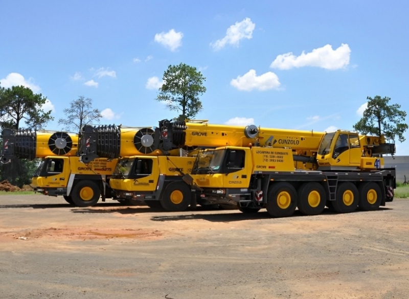 O Guindaste Grove GMK 4100L confere confiabilidade em operações com cargas de até 100 toneladas. Com comprimento de lança de 57 metros, ele executa com rapidez e segurança a movimentação de cargas em diversos ambientes.
