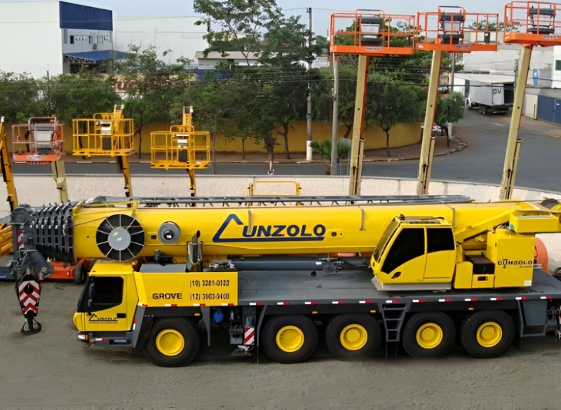 O aluguel de Guindaste Grove GMK 5220 garante eficiência na movimentação de cargas pesadas. O modelo rodoviário é um típico guindaste para todo terreno, com capacidade para até 220 toneladas.