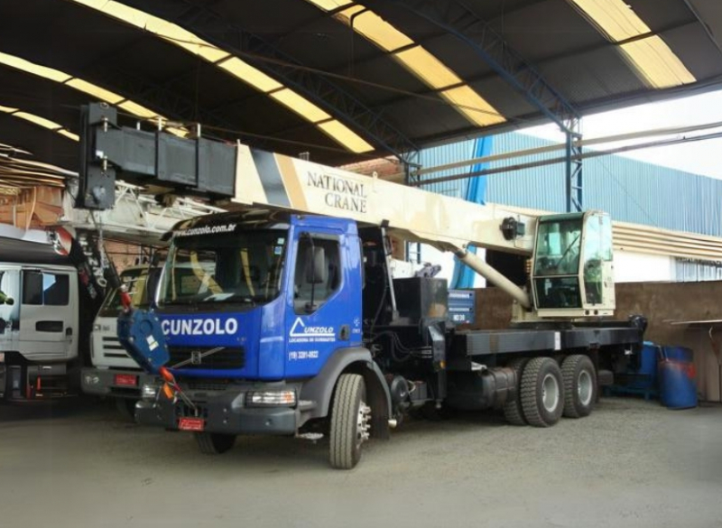 O Guindaste Rodoviário Manitowoc National 1400A possui sistema sensível à carga que proporciona uma operação do equipamento mais suave.