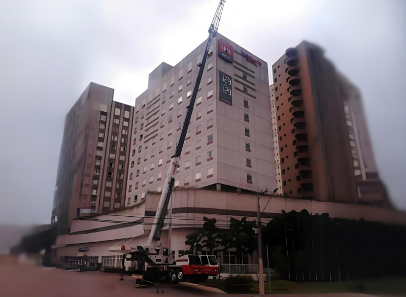 O Guindaste Rodoviário Link Belt HTT 8690 é um equipamento com grande versatilidade e capacidade de acesso às curvas, devido aos eixos direcionais, suspensão pneumática e pouca altura.  