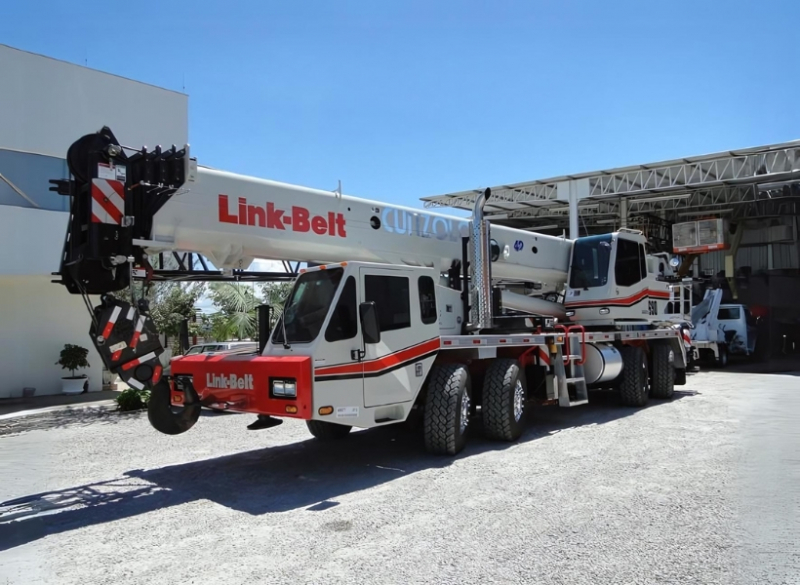 O Guindaste Rodoviário Link Belt HTT 8690 é um equipamento com grande versatilidade e capacidade de acesso às curvas, devido aos eixos direcionais, suspensão pneumática e pouca altura.  