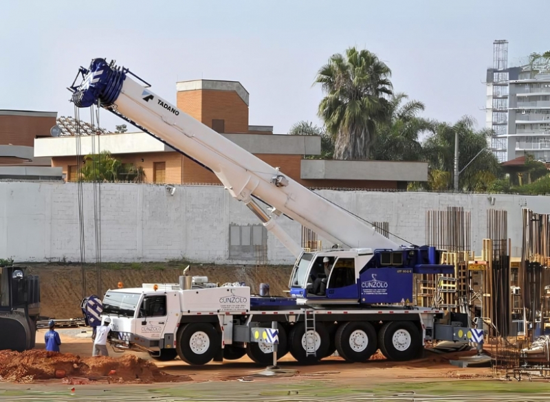 O Guindaste Rodoviário Tadano ATF 110G-5 tem capacidade de 110 toneladas a 3 metros. É indicado para içamento e movimentação: montagem de estruturas metálicas a trabalhos em usinas, refinarias, indústrias siderúrgicas, pré-moldados e caldeirarias.