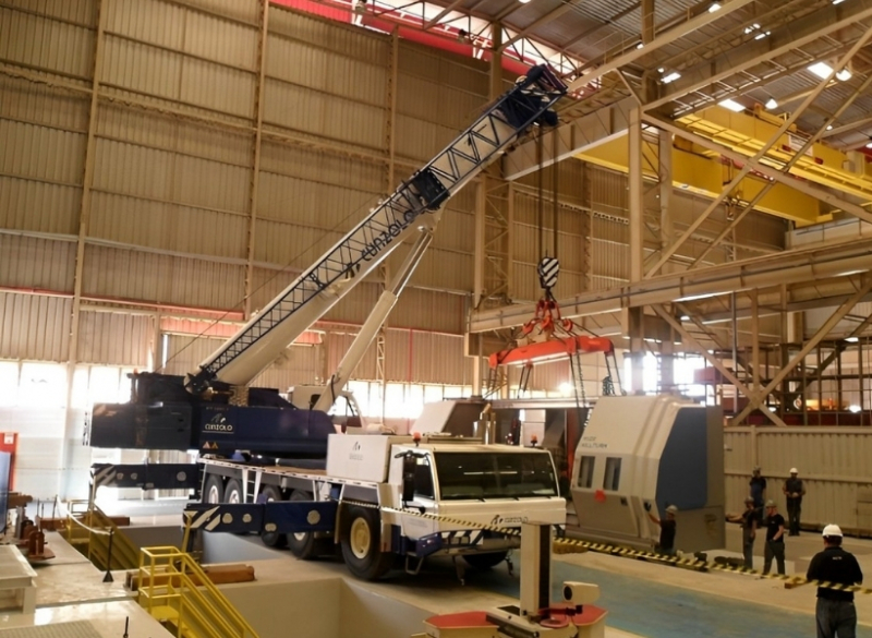 O Guindaste Rodoviário Tadano ATF 220 é um equipamento que comporta variadas configurações para atender diversos tipos de operações desde montagem de estrutura metálica até a indústria de pré-moldados. 