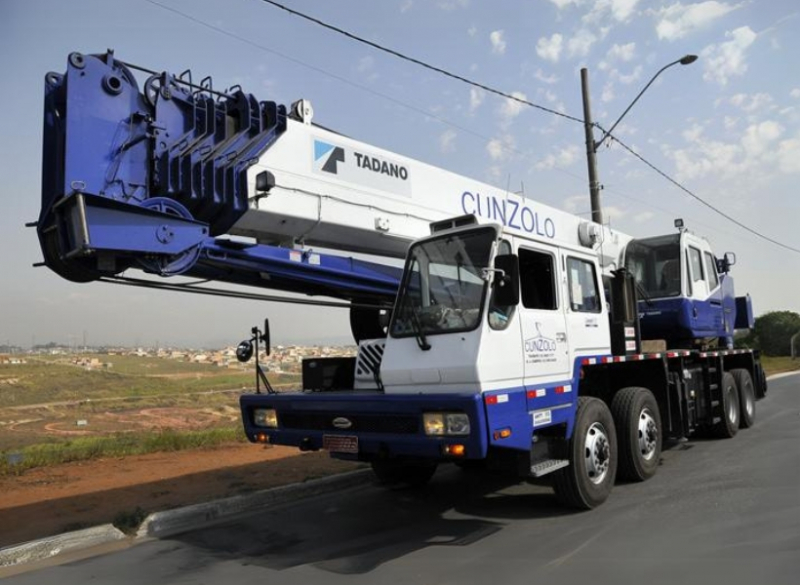 O Guindaste Rodoviário Tadano GT 600B possui lança auxiliar (JIB) que abre de baixo para cima, não necessitando de grande espaço lateral para a sua montagem.  Equipamento utilizado em todo tipo de terreno.

