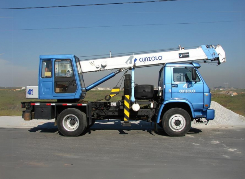O Guindaste Rodoviário Tadano TS 75ML é um equipamento compacto, montado sobre caminhão, ideal para elevação de estruturas metálicas sobre laje devido ao seu peso, e pequenos içamentos de estruturas. Guindaste rodoviário apropriado para utilização interna e externa.